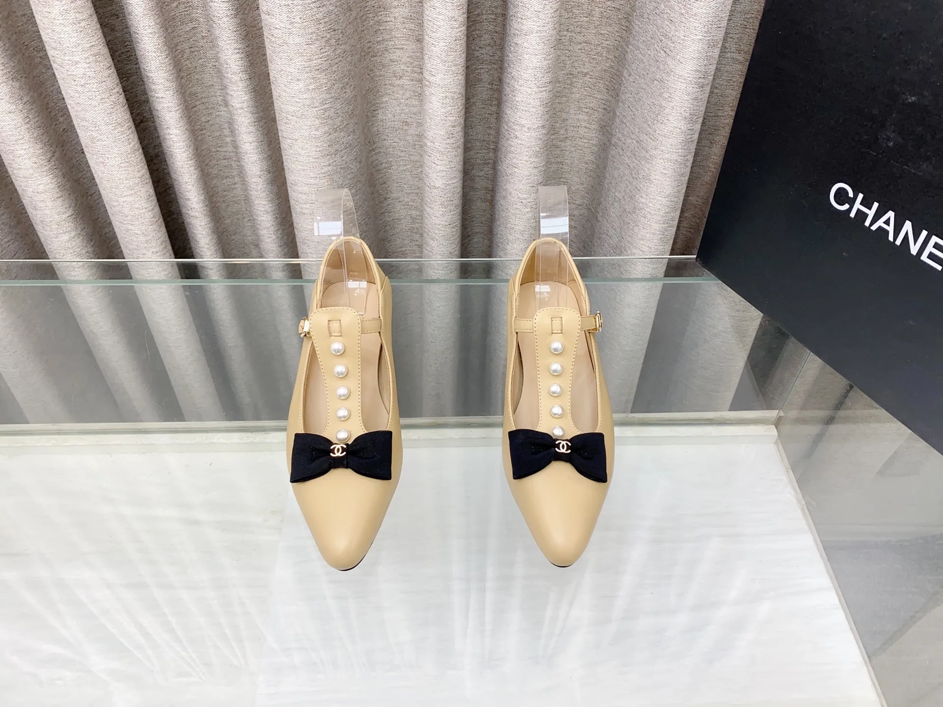 👟👟Ex-factory price 620👟👟 25Ss new spring and summer Chanel small fragrant pearl bow Mary Jane shoes. The cute bow decoration is playful and elegant ~ the upper is decorated with pearls, full of exquisiteness, and you can walk properly and beautifully! It's 100% sweet and so beautiful that you can't take your eyes away. It's comfortable and not tiring for your feet. It lengthens your leg lines! Have beauty and wear it with your own style and attitude! Upper: Lambskin Lining: Lambskin lining Sole: Italian genuine leather sole Size: 35-39 (40, 41 customizations are not returnable)